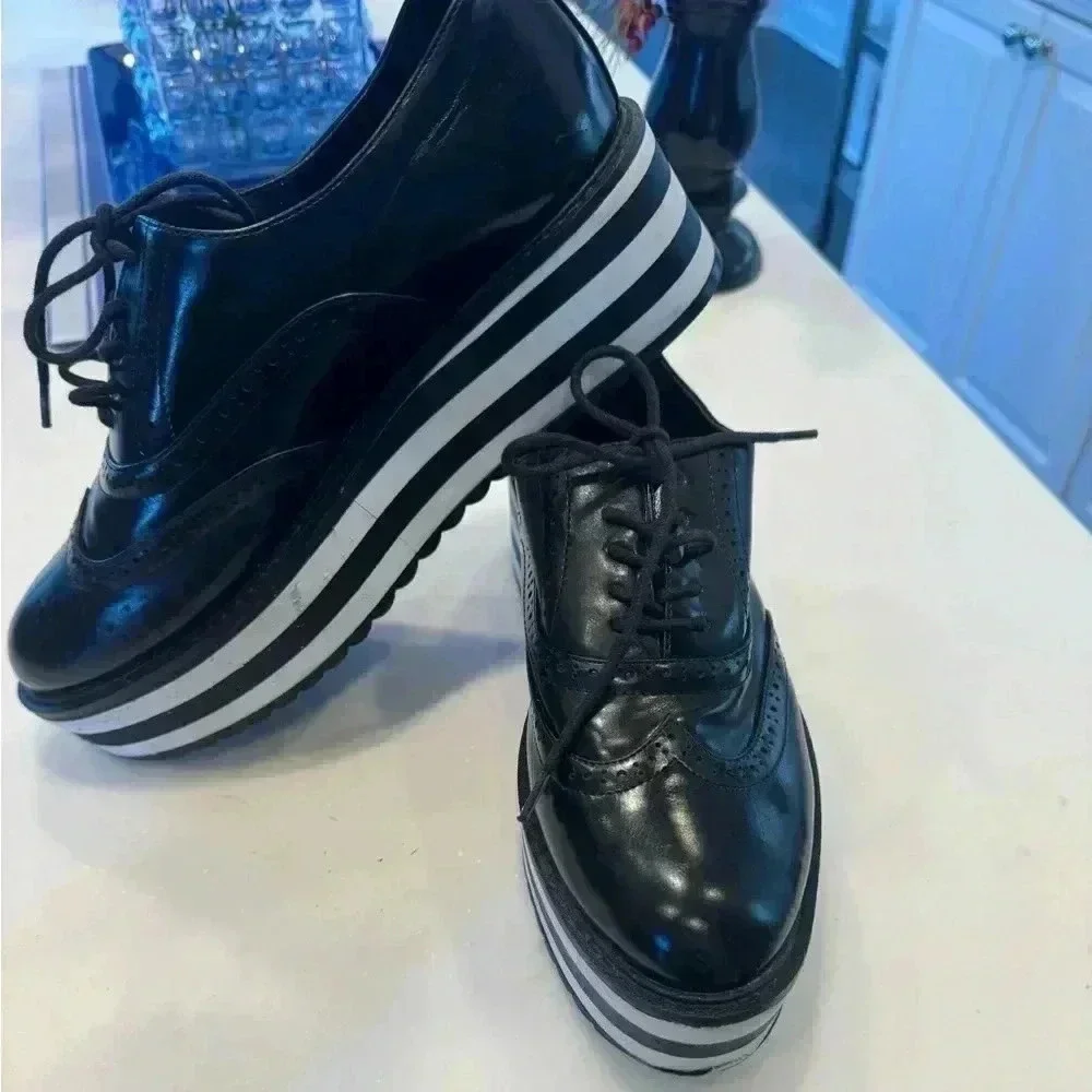 Aldo women’s platform leather wingtips / black & white sole size 9